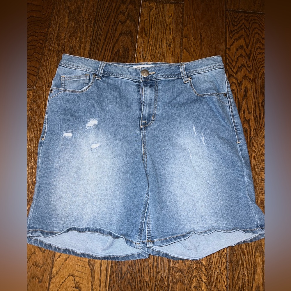 Meri skye, mid thigh, light wash, jean shorts